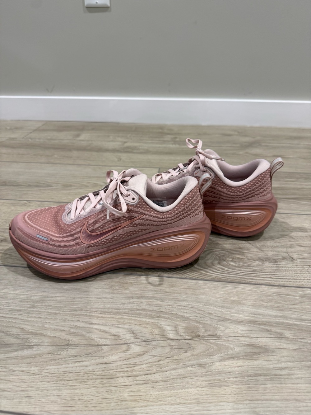 Women’s Nike Vomero Plus Rose Gold Running Sneakers- Size 8.5 - Picture 2 of 6